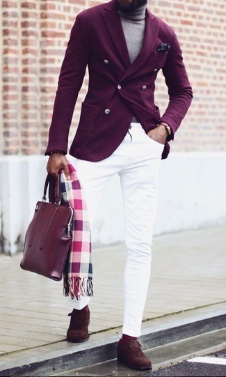 Un blazer à porter avec un pull à col roulé gris au printemps