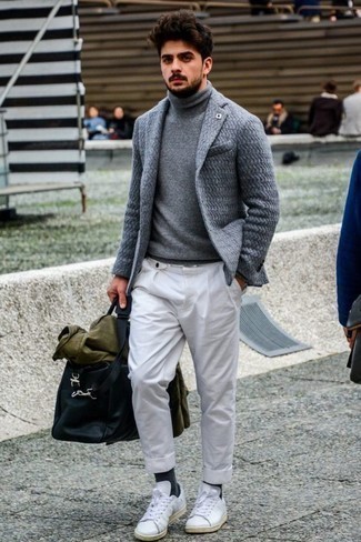 Un blazer à porter avec un pull à col roulé gris