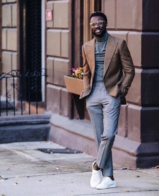 Un blazer à porter avec un pull à col roulé gris au printemps