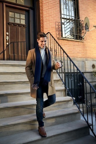 Un blazer à porter avec un pull à col roulé gris