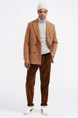 Un blazer à porter avec un pull à col roulé gris