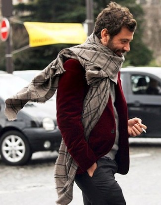 Un blazer à porter avec un pull à col roulé gris