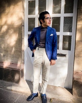 Un blazer à porter avec un pull à col roulé gris