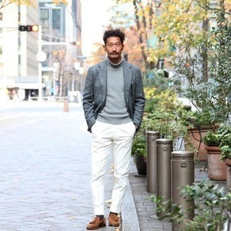 Un blazer à porter avec un pull à col roulé gris