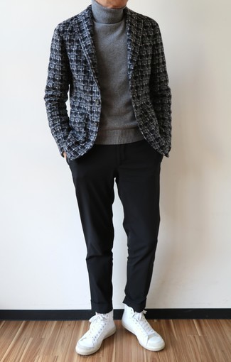 Un blazer à porter avec un pull à col roulé gris