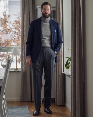 Un blazer à porter avec un pull à col roulé gris