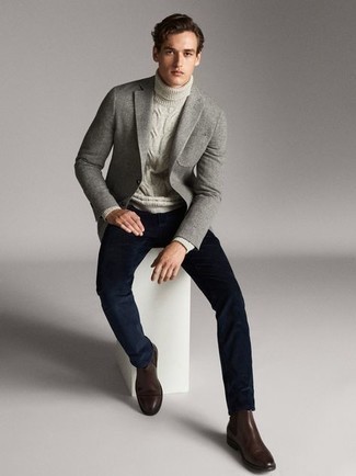 Un blazer à porter avec un pull à col roulé gris