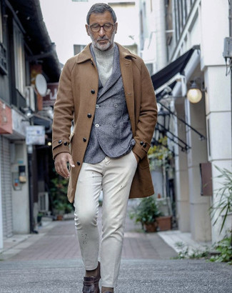 Un blazer à porter avec un pull à col roulé gris