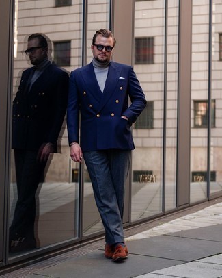 Un blazer à porter avec un pull à col roulé gris au printemps