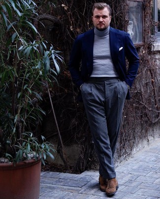 Un blazer à porter avec un pull à col roulé gris au printemps