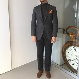 Un blazer à porter avec un pull à col roulé gris
