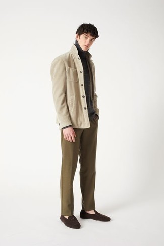 Un blazer à porter avec un pull à col roulé gris