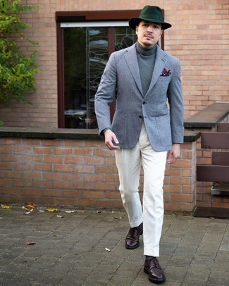 Un blazer à porter avec un pull à col roulé gris au printemps