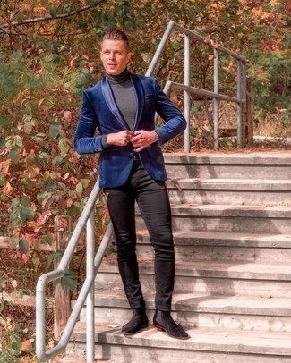 Un blazer à porter avec un pull à col roulé gris