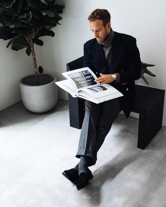 Un blazer à porter avec un pull à col roulé gris