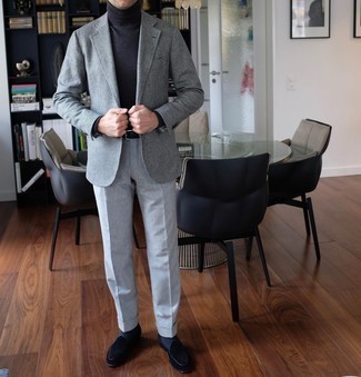 Un blazer à porter avec un pull à col roulé gris