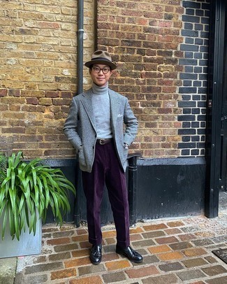 Un blazer à porter avec un pull à col roulé gris au printemps