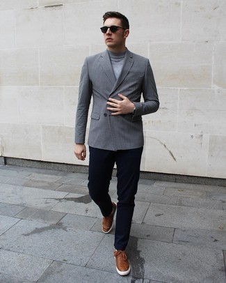 Un blazer à porter avec un pull à col roulé gris au printemps