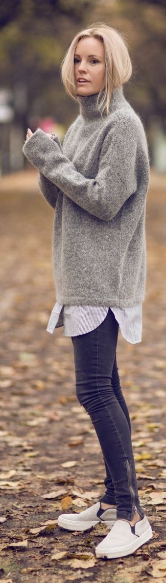 Comment porter un pull à col roulé gris avec un jean skinny gris foncé