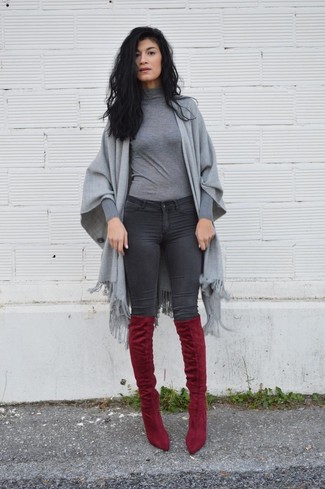 Comment porter un pull à col roulé gris avec un jean skinny gris foncé