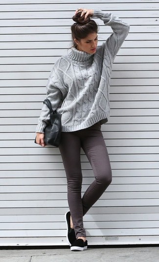 Comment porter un pull à col roulé gris avec un jean skinny gris foncé