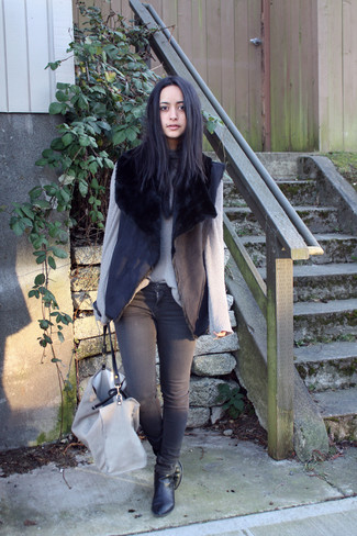 Comment porter un pull à col roulé gris avec un jean skinny gris foncé