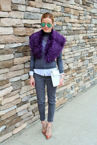 Comment porter un pull à col roulé gris avec un jean skinny gris foncé