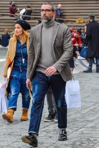 Des double monks à porter avec un pull à col roulé gris pour un style chic decontractés quand il fait chaud
