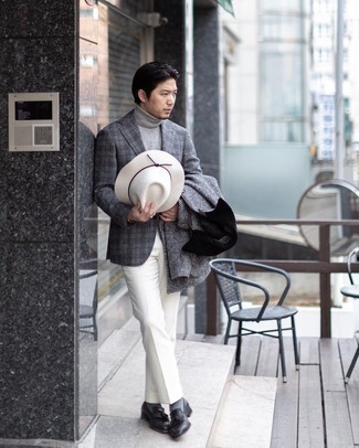Comment porter un pull à col roulé gris avec un blazer écossais gris