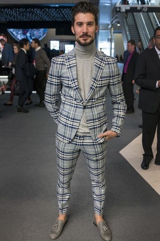Comment porter un pull à col roulé gris avec un blazer écossais gris