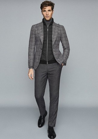 Comment porter un pull à col roulé gris avec un blazer écossais gris