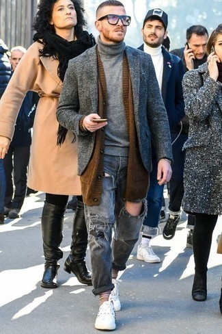 Comment porter un pull à col roulé gris avec un blazer écossais gris
