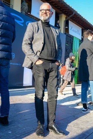 Comment porter un pull à col roulé gris avec un blazer écossais gris