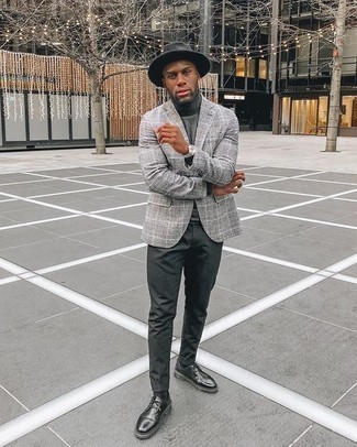 Comment porter un pull à col roulé gris avec un blazer écossais gris