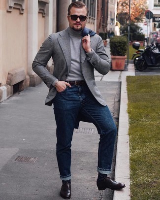Comment porter un pull à col roulé gris avec un blazer écossais gris