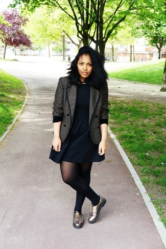 Comment porter une veste en tweed grise en automne