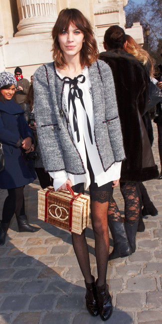 Comment porter une veste en tweed grise en automne