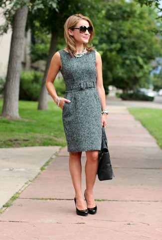 Comment porter une robe fourreau en tweed grise