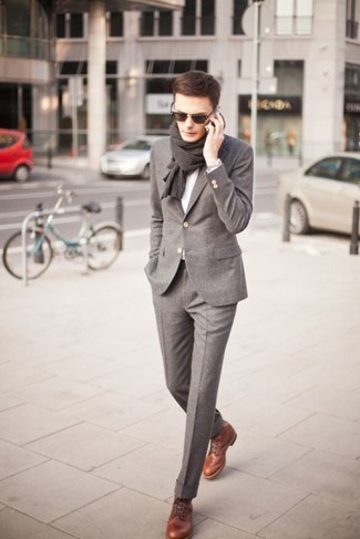 Un costume à porter avec un pull à col en v gris