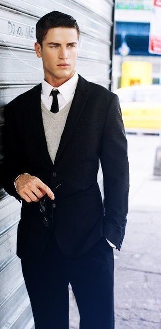 Un costume à porter avec un pull à col en v gris