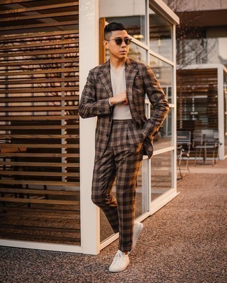 Un costume à porter avec un pull à col en v gris