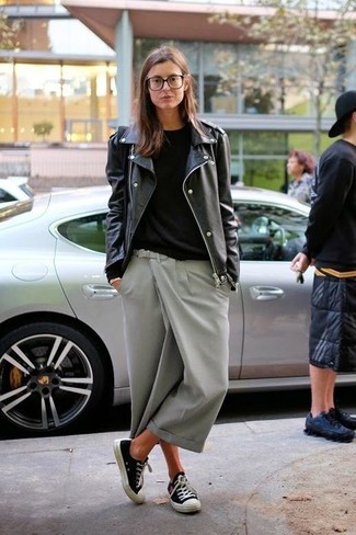 Comment porter un pantalon large gris