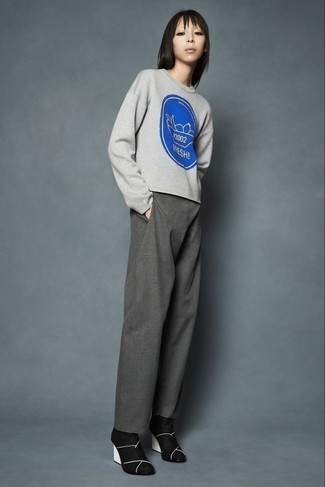 Comment porter un pantalon large gris