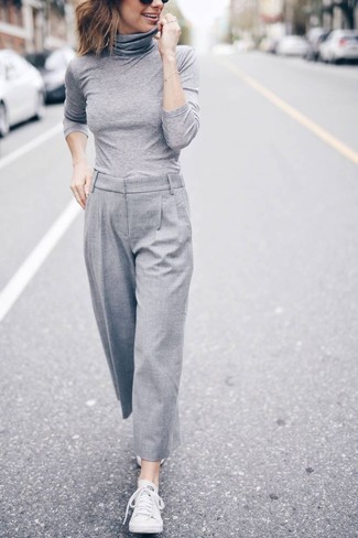 Comment porter un pantalon large gris