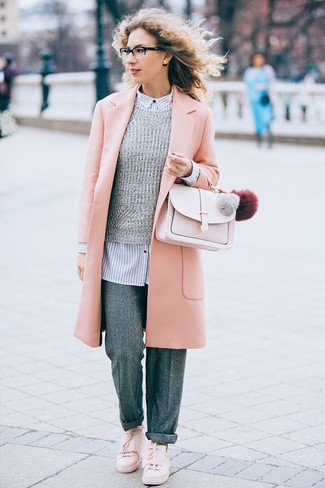 Comment porter un pantalon large gris en automne