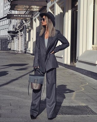 Comment porter un pantalon large gris en automne