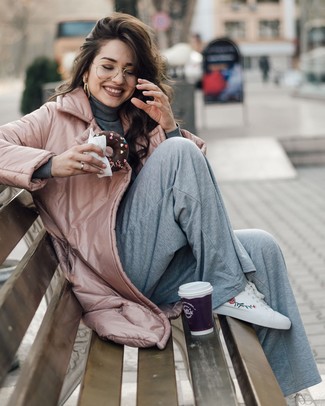 Comment porter un pantalon large gris