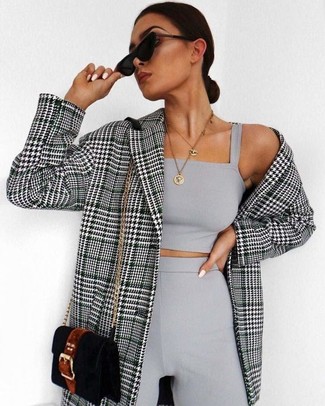 Comment porter un pantalon large gris