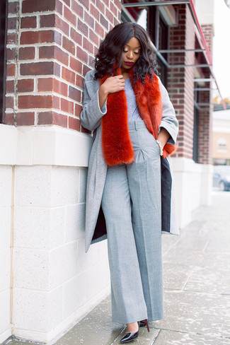 Comment porter un pantalon large gris
