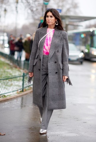 Comment porter un pantalon large gris